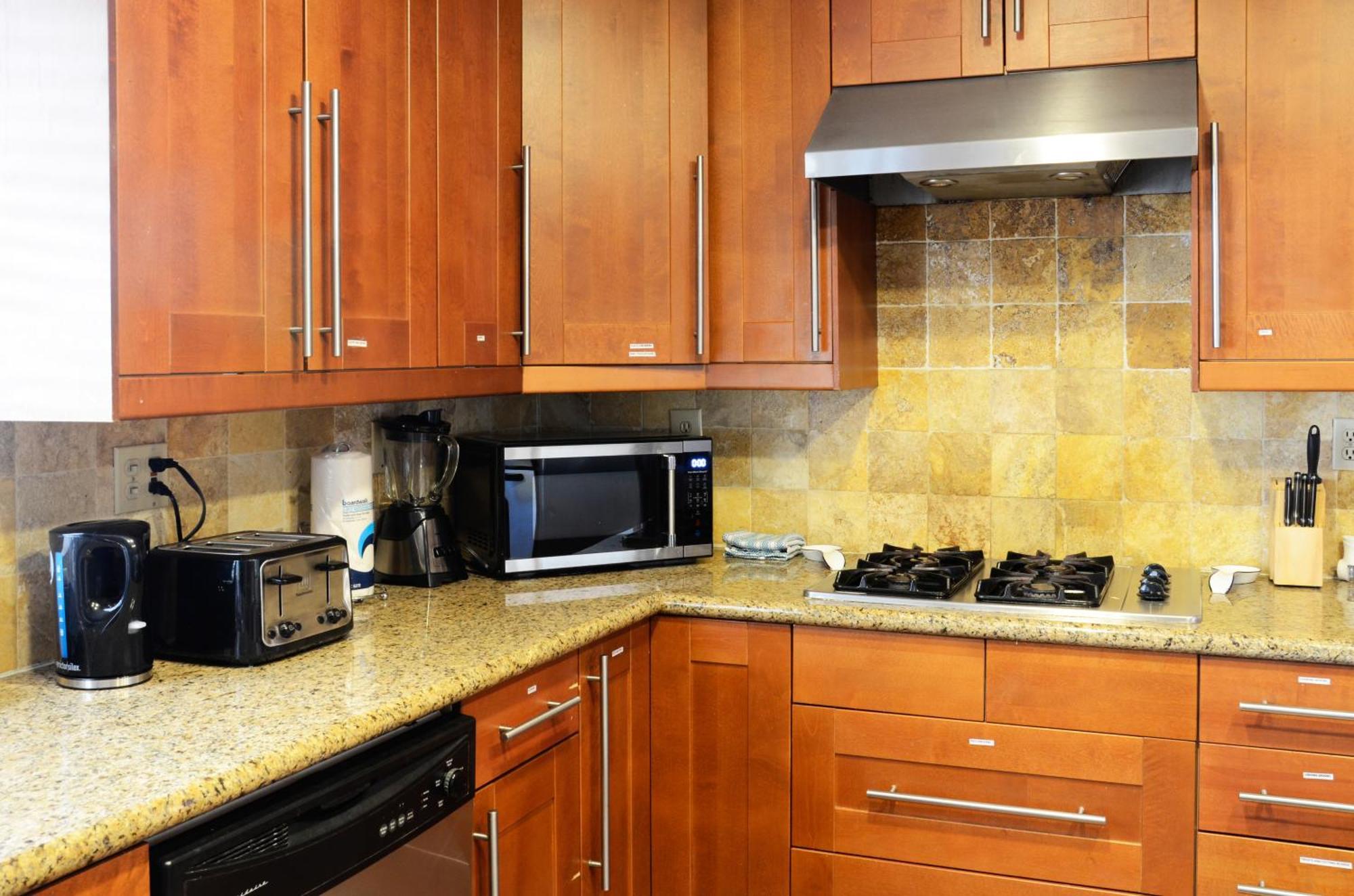 Valley Gem, Spacious 5 Bedroom 3 Bath, Sleeps 11 - Los Angeles — Photos 3